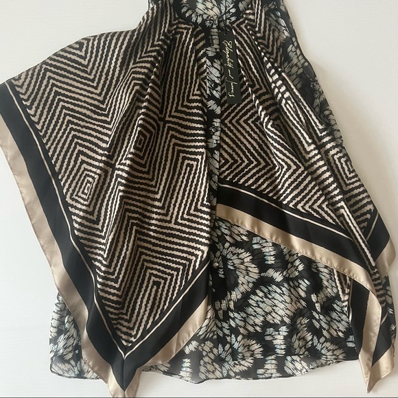 Elizabeth and James Bordered Scarlet Blouse - Picture 3 of 6